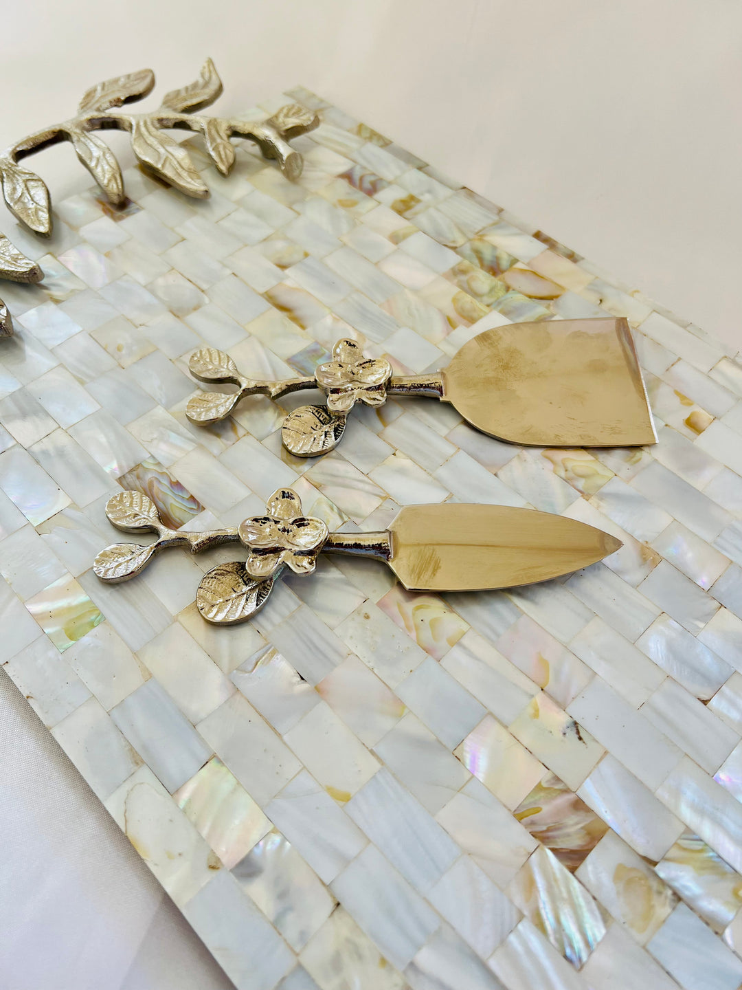 Jodha Lustre Serveware Set in Mother of pearl